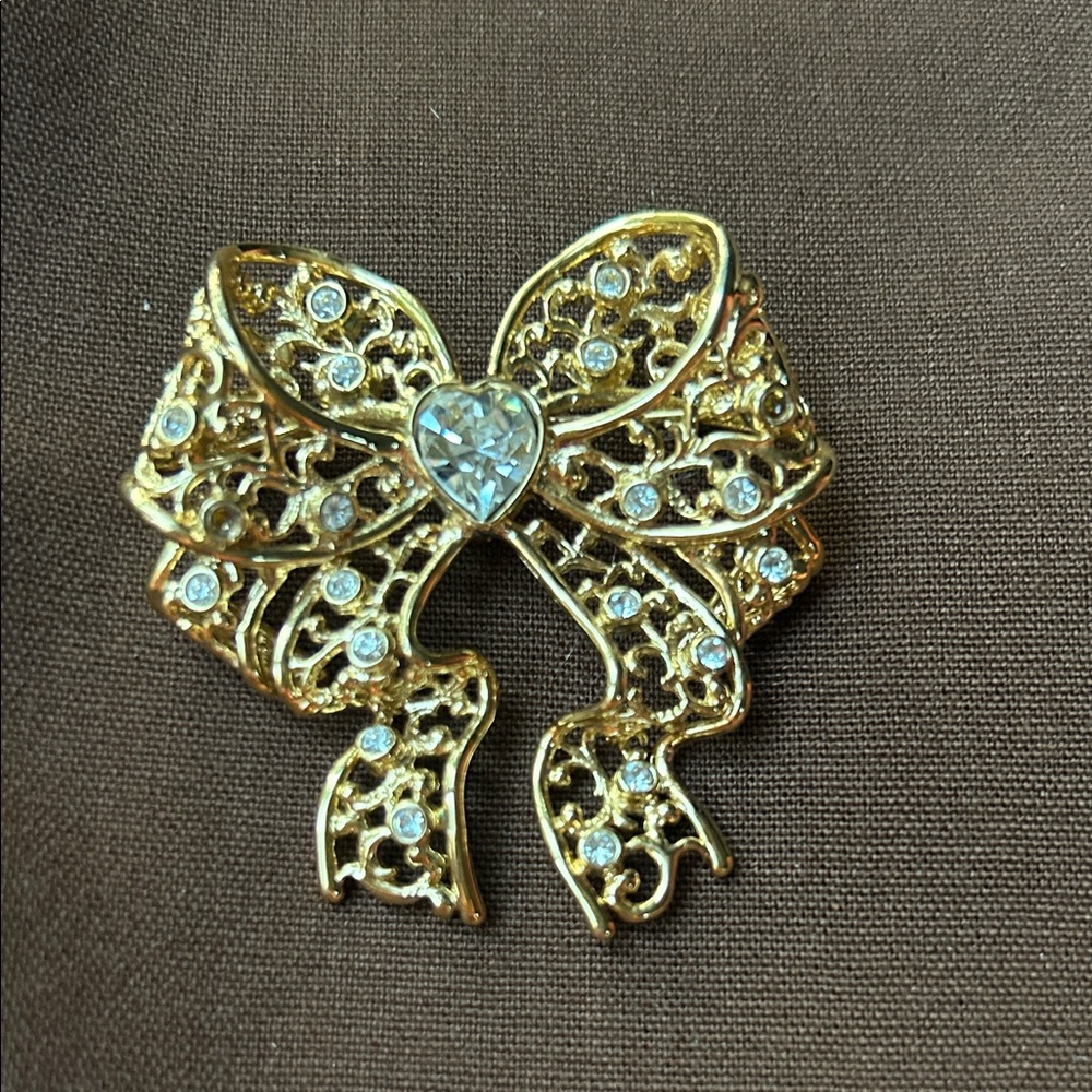 Avon Smithsonian Institution Jewlery Swarvoski Crystal Bow Pin Brooch Gold Tone